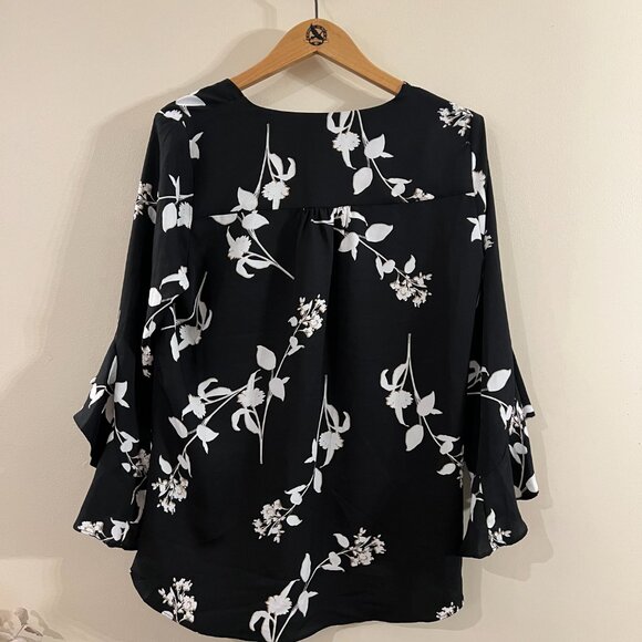 Vince Camuto Floral Ruffle Sleeve Blouse - Size M - Picture 6 of 6